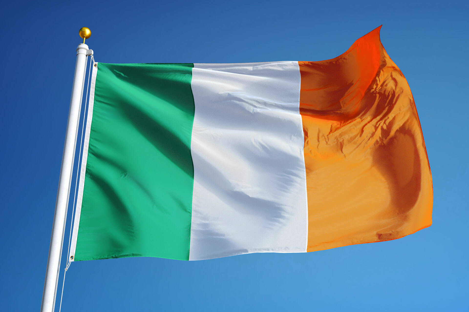 The flag is coming. Флаг Ирландии. Флаг the Republic of Ireland. Ирландия флаг флаг. Ирландский флаг.