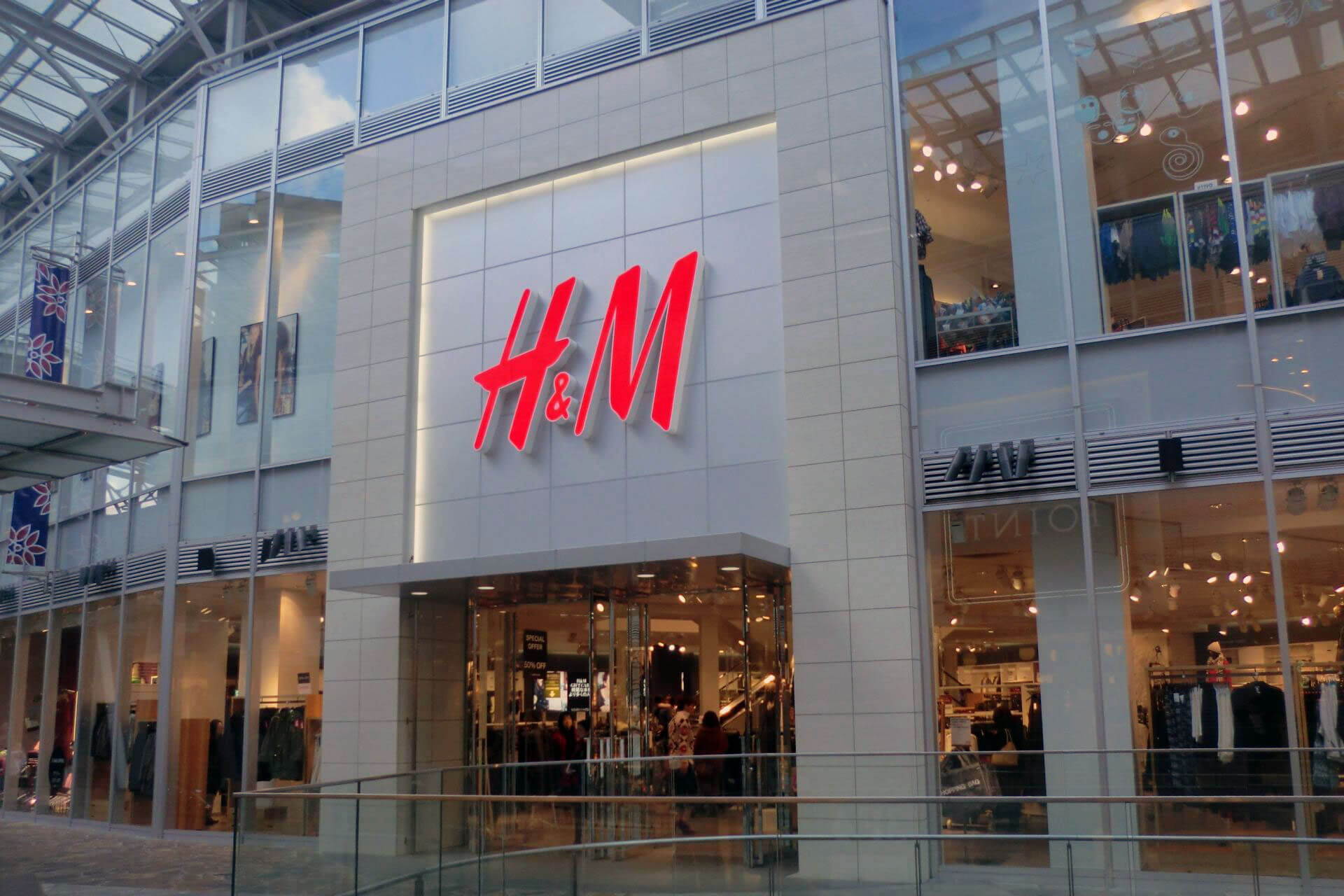 photo of a H&M clothing store